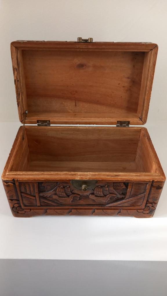Prachtig houten kistje met houtsnijwerk 26x15x15 cm, Ophalen, Zo goed als nieuw