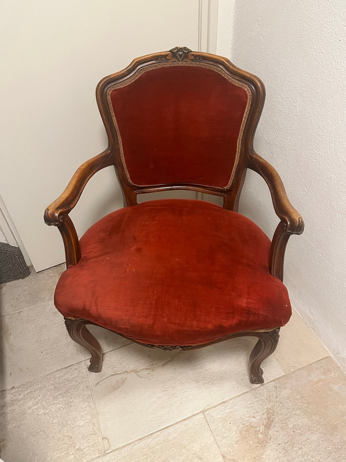 Antieke Queen Ann stoel met rode velours bekleding, Antiek en Kunst, Ophalen
