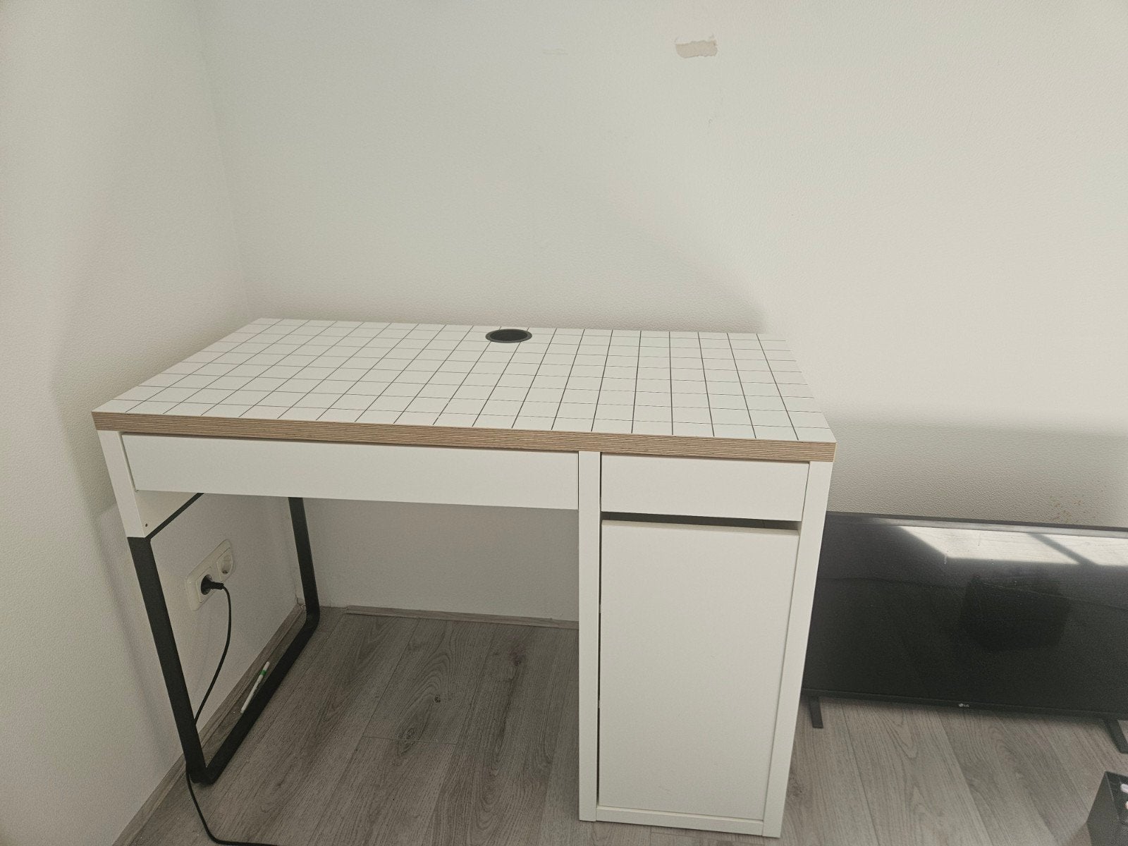 IKEA MICKE Desk (white), Huis en Inrichting, Bureaus, Zo goed als nieuw, Kinderbureau, Natuurlijk, Hout, Wit, Met lades, Opbergruimte