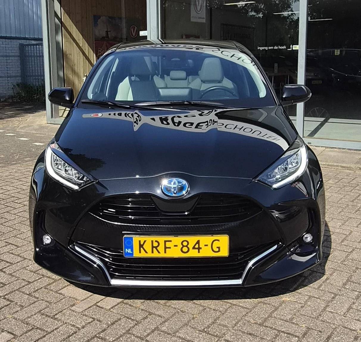 Toyota Yaris 1.5 Hybrid Executive Sport|Panodak|Navi|Apple, 450 kg, Gebruikt, Euro 6, Zwart