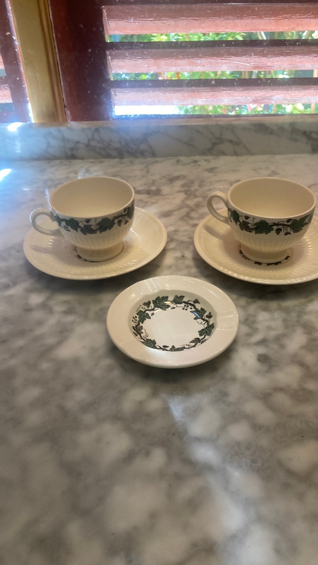 Twee Wedgwood theekopjes met schotel, gratis asbakje, Ophalen of Verzenden