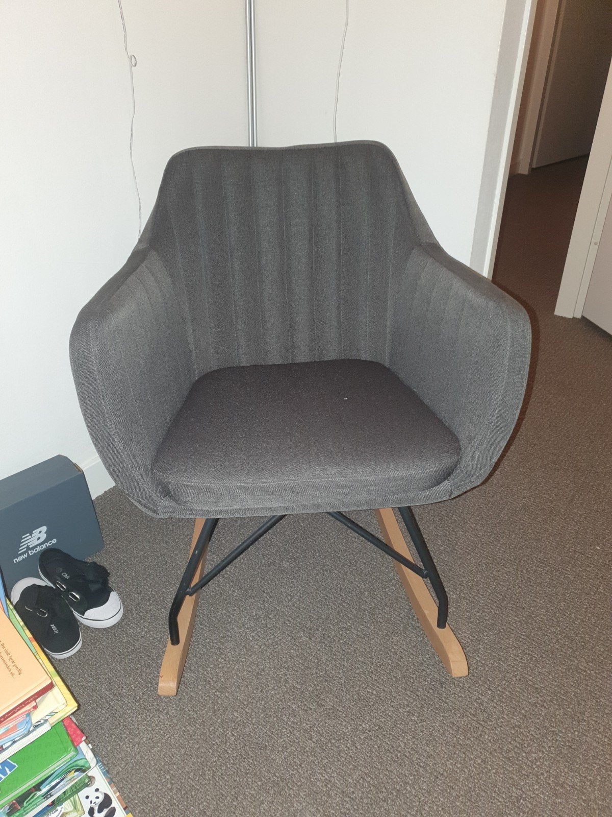 Comfortabele grijze schommelstoel, Ophalen