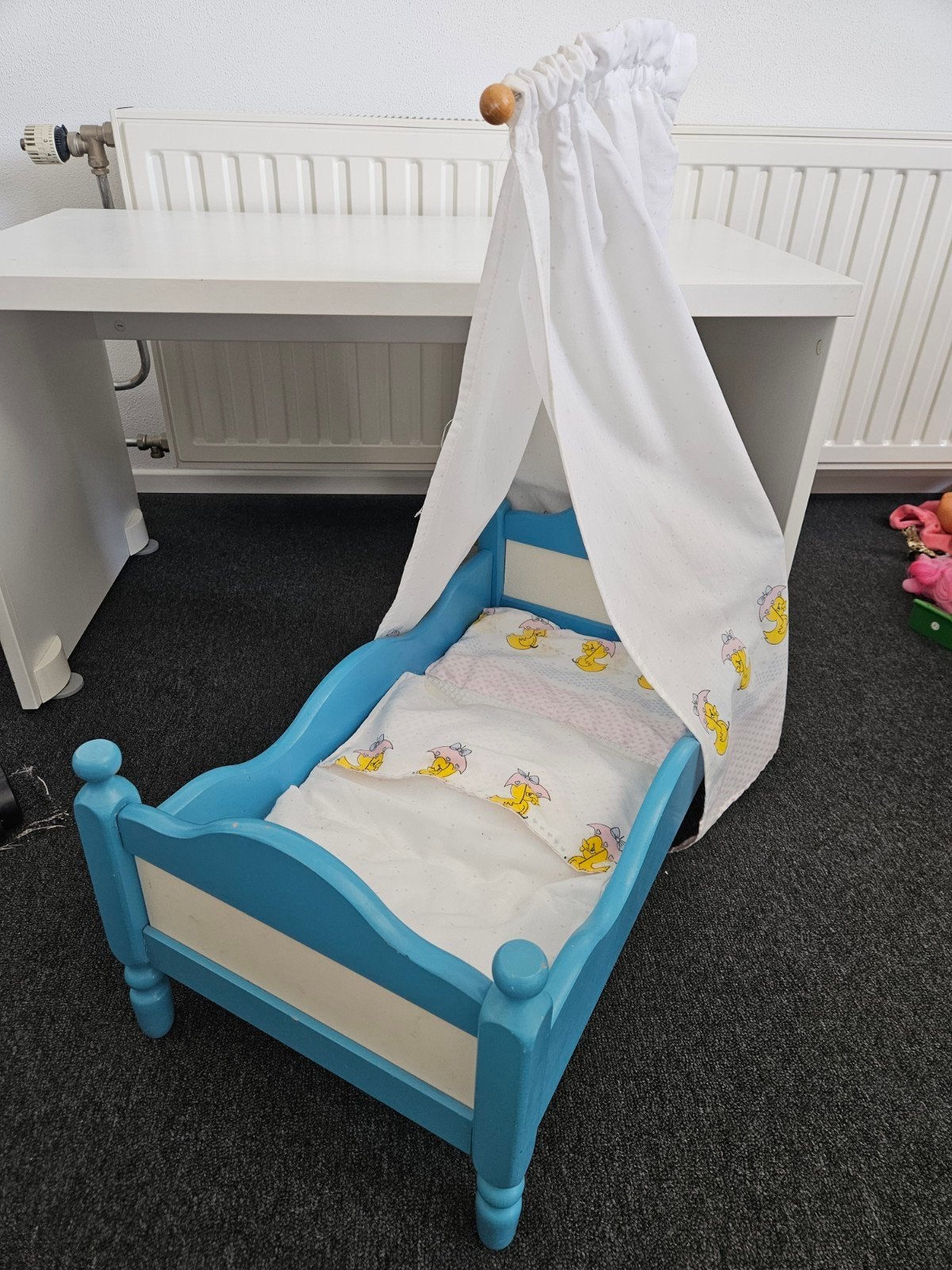 Vintage babypop met houten wiegje en beddengoed, Ophalen, Gebruikt, Babypop