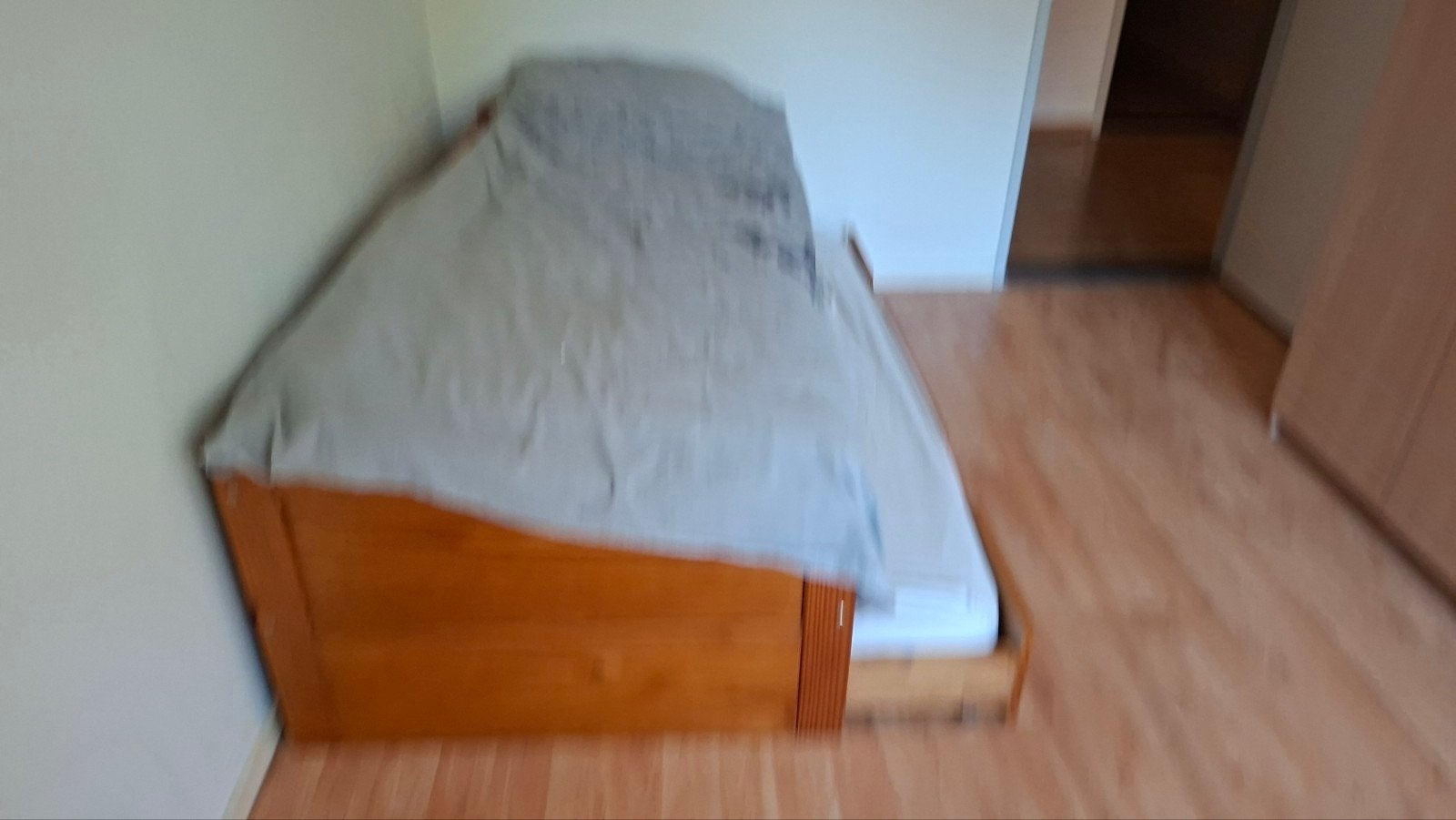 Eenpersoonsbed met uitschuifbaar logeerbed., Ophalen, 90 cm, Eenpersoons, Hout