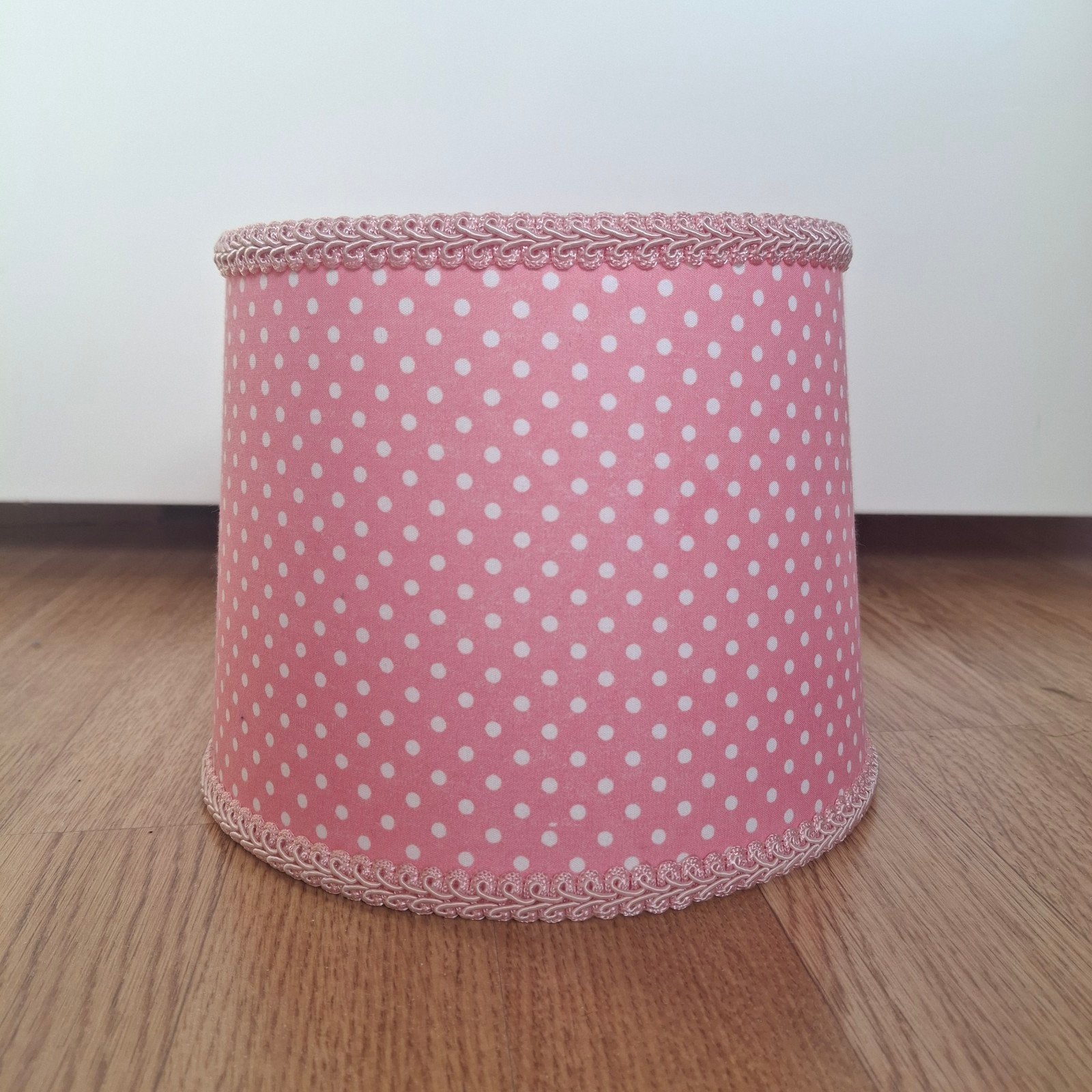ALS NIEUW  Roze lampenkap met witte stippen, Huis en Inrichting, Lampen | Lampenkappen, 16 cm, Tafellamp, Rond, Ophalen of Verzenden