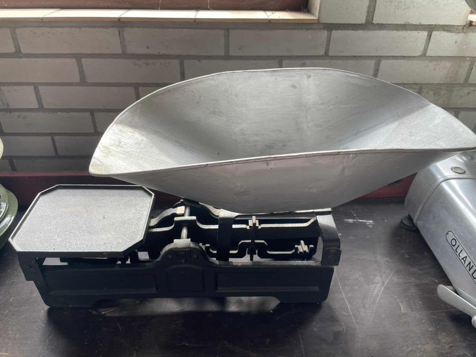 Weegschaal brocante, Ophalen