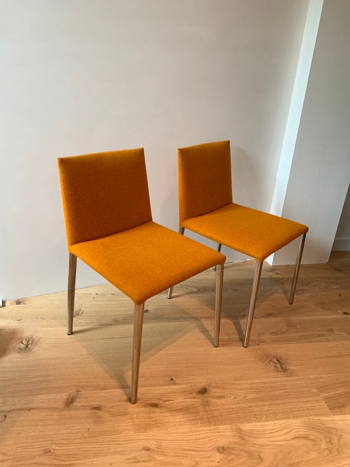 Twee oranje wol eetkameratoelen met chromen benen van Arper, Ophalen, Twee, Overige kleuren, Zo goed als nieuw