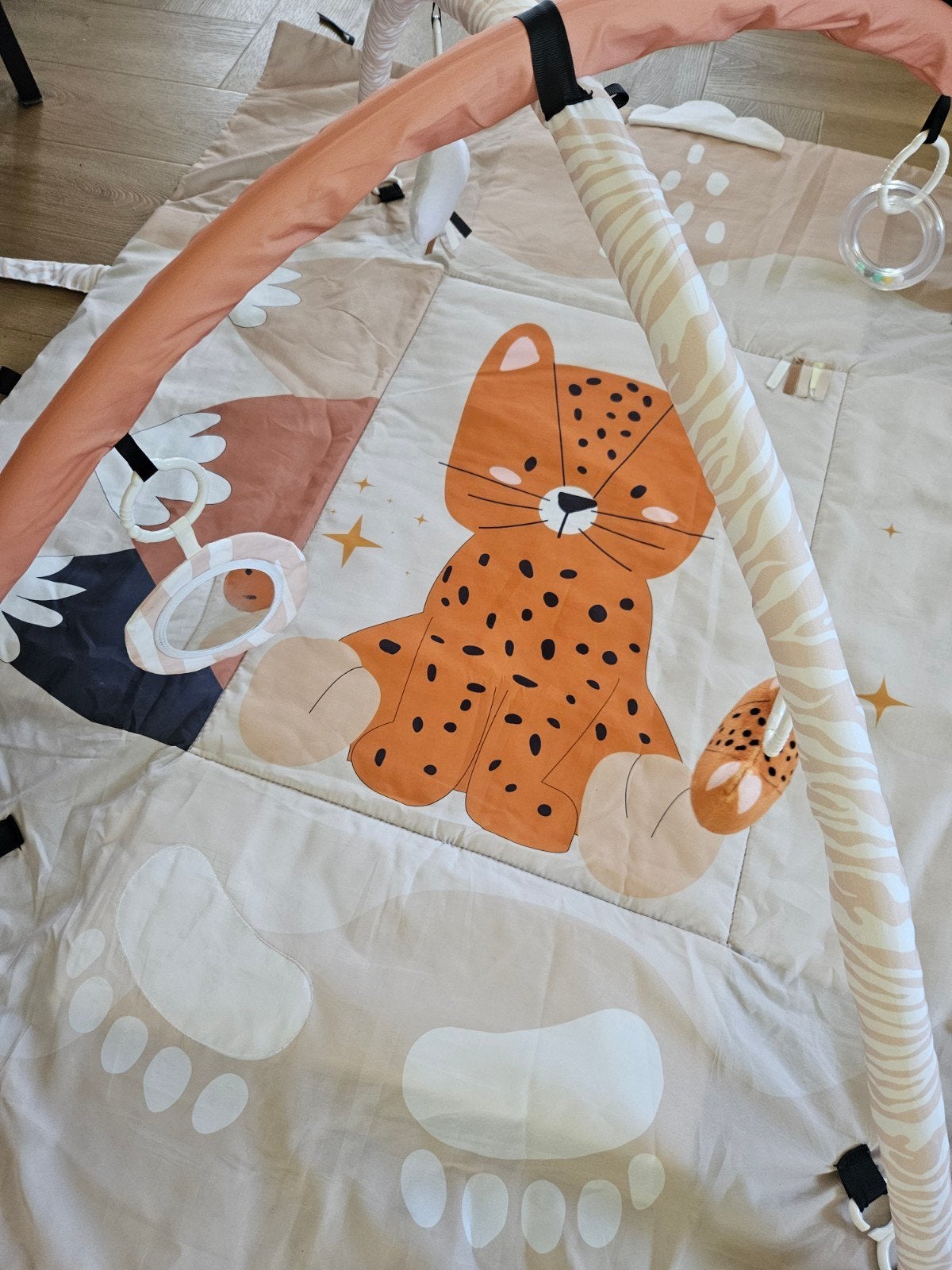 Speelkleed met luipaard print en speelbogen, Ophalen, Zo goed als nieuw