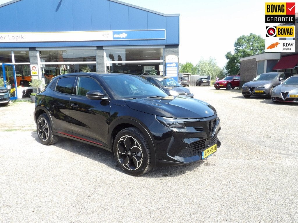 Alfa Romeo Junior 1.2 Turbo Hybrid Ibrida Speciale / Rijklaa, Auto's, Alfa Romeo, 12 maanden, 136 pk, Gebruikt, Zwart