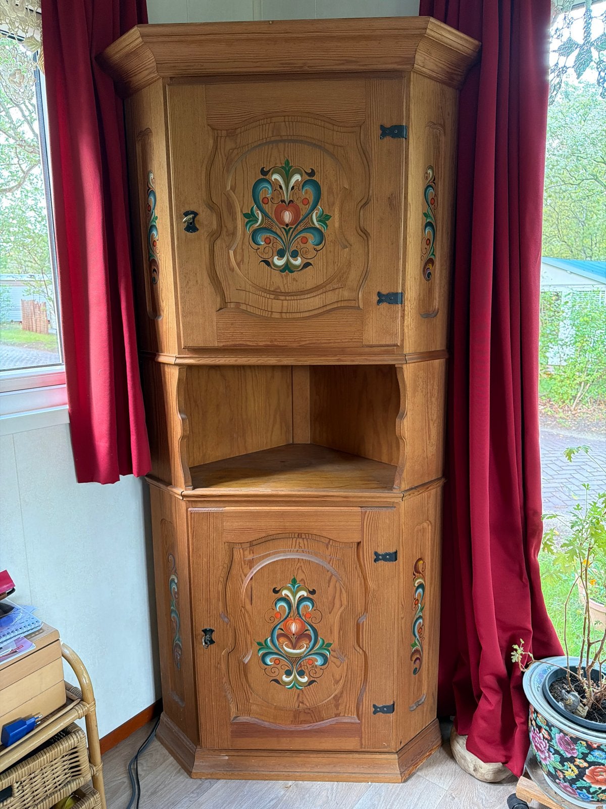 hoekkast met handgeschilderde details, Ophalen