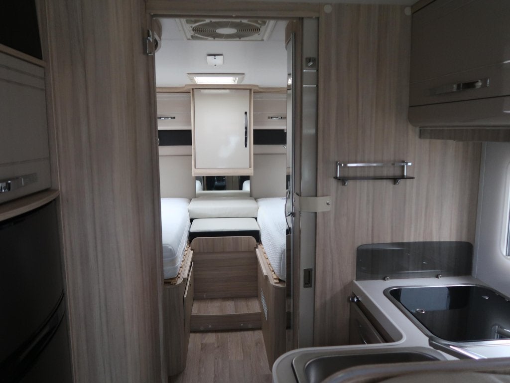 Roller Team Granduca LAGE ENKELE BEDDEN DOUCHE, Caravans en Kamperen, Campers, Overige merken, Ringverwarming, Fiat, Luifel