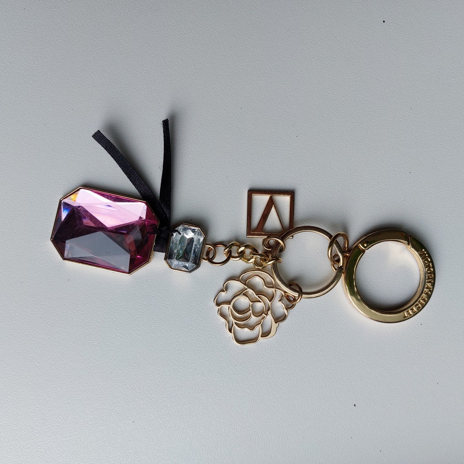 Victoria's Secret Sleutelhanger met Roze Steen en Bloem, Ophalen of Verzenden, Nieuw