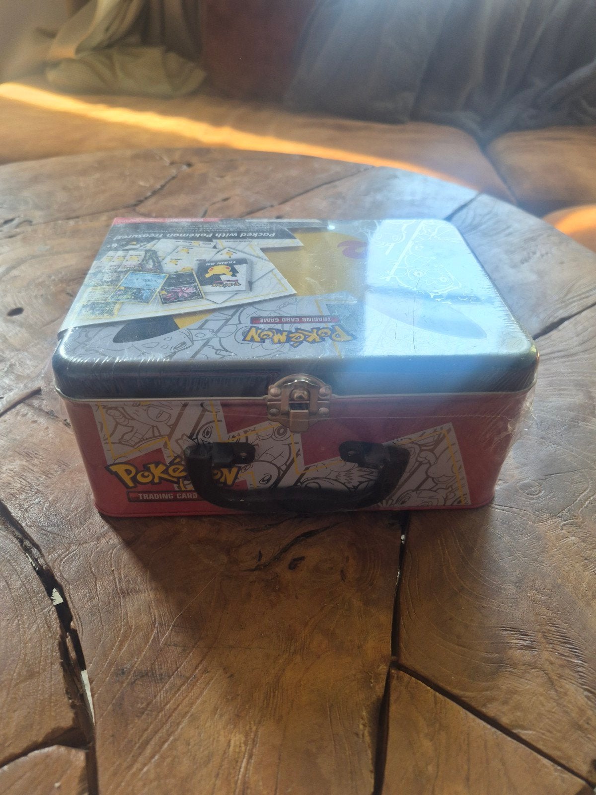 Pokémon Celebrations Collector Chest Tin, Hobby en Vrije tijd, Ophalen of Verzenden, Nieuw, Overige typen, Foil