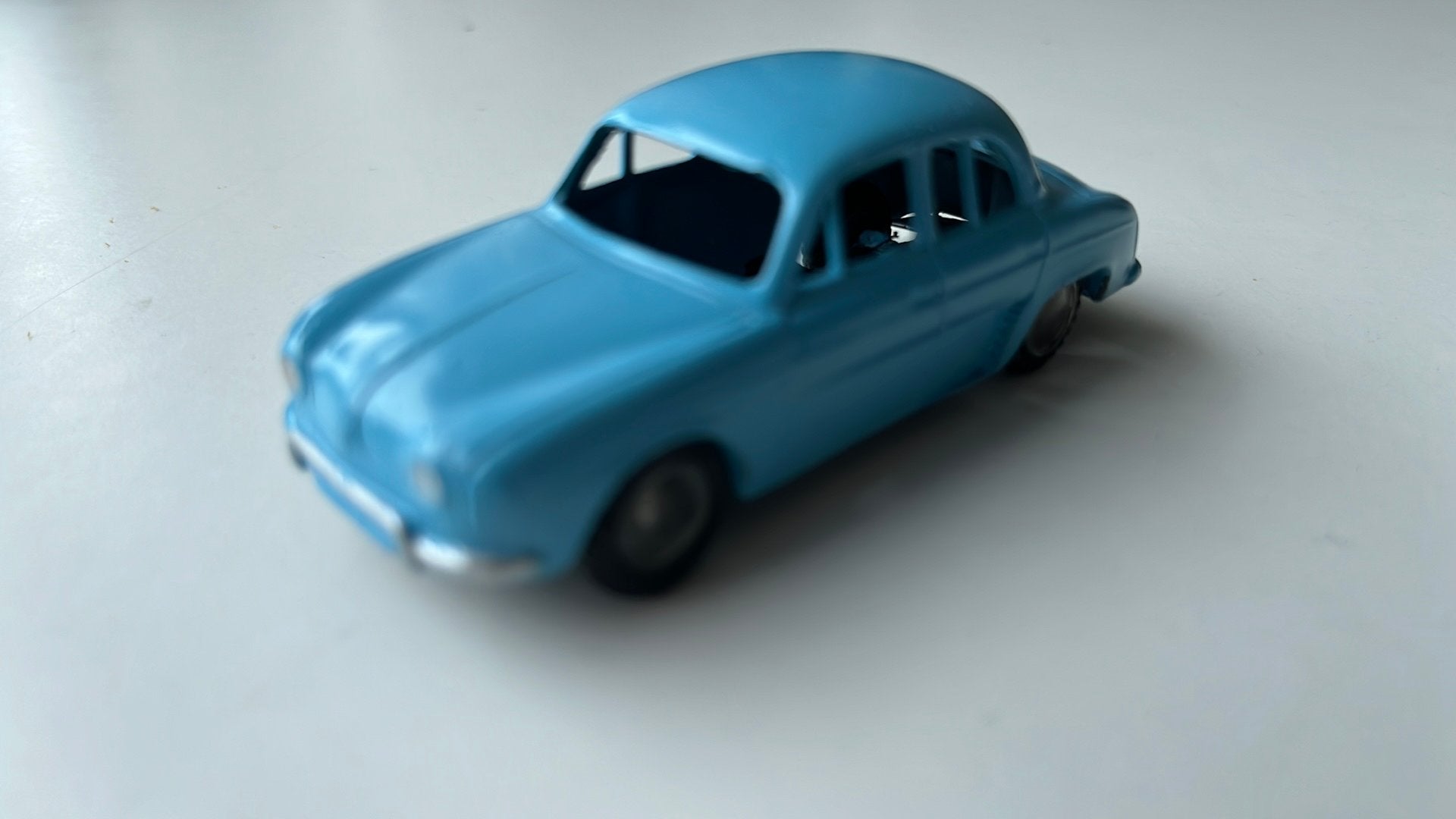 Renault Dauphine licht blauw van Lion Car uit 1958, Hobby en Vrije tijd, Modelauto's | 1:43, Ophalen of Verzenden, Nieuw, Auto