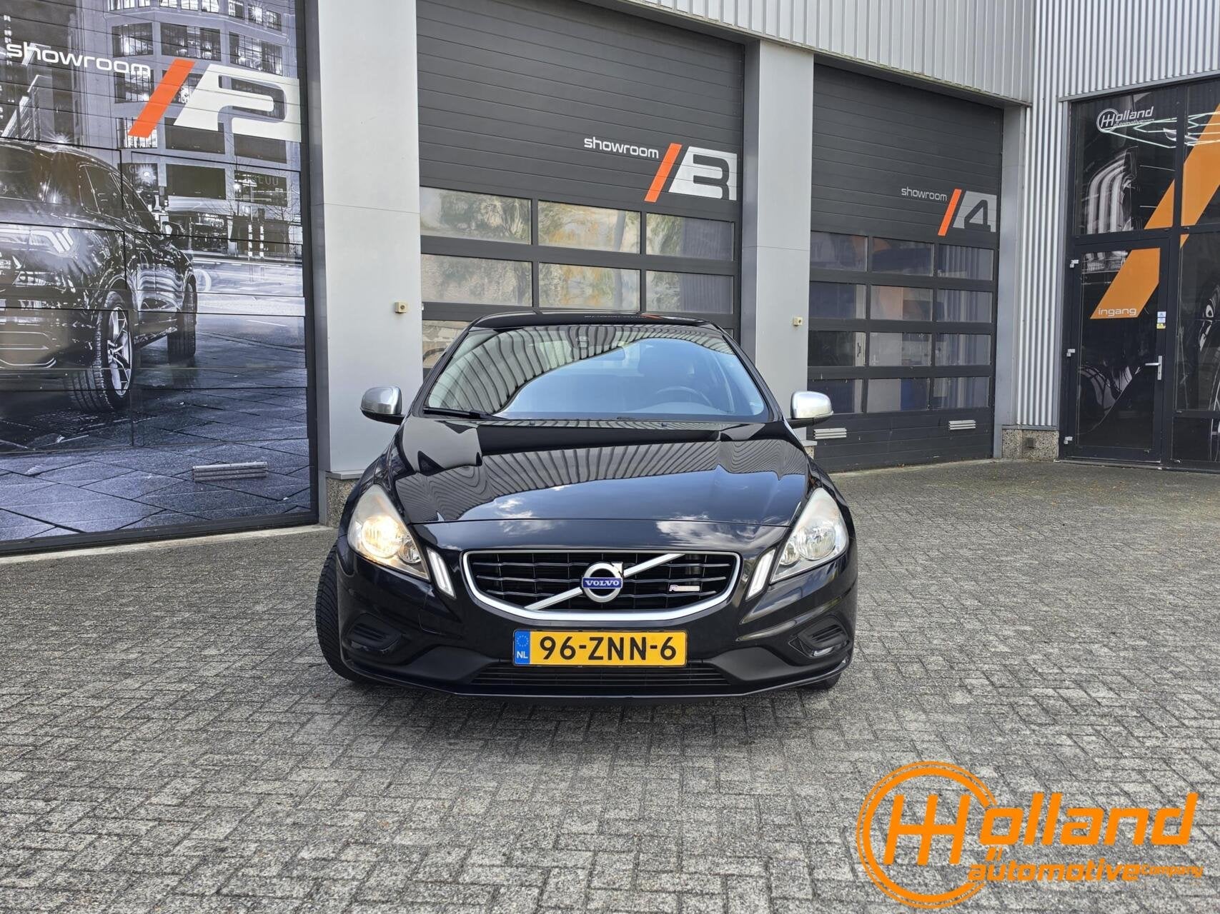 Volvo V60 1.6 T3 R-Design, Gebruikt, 4 cilinders, 1600 kg, Autotrust