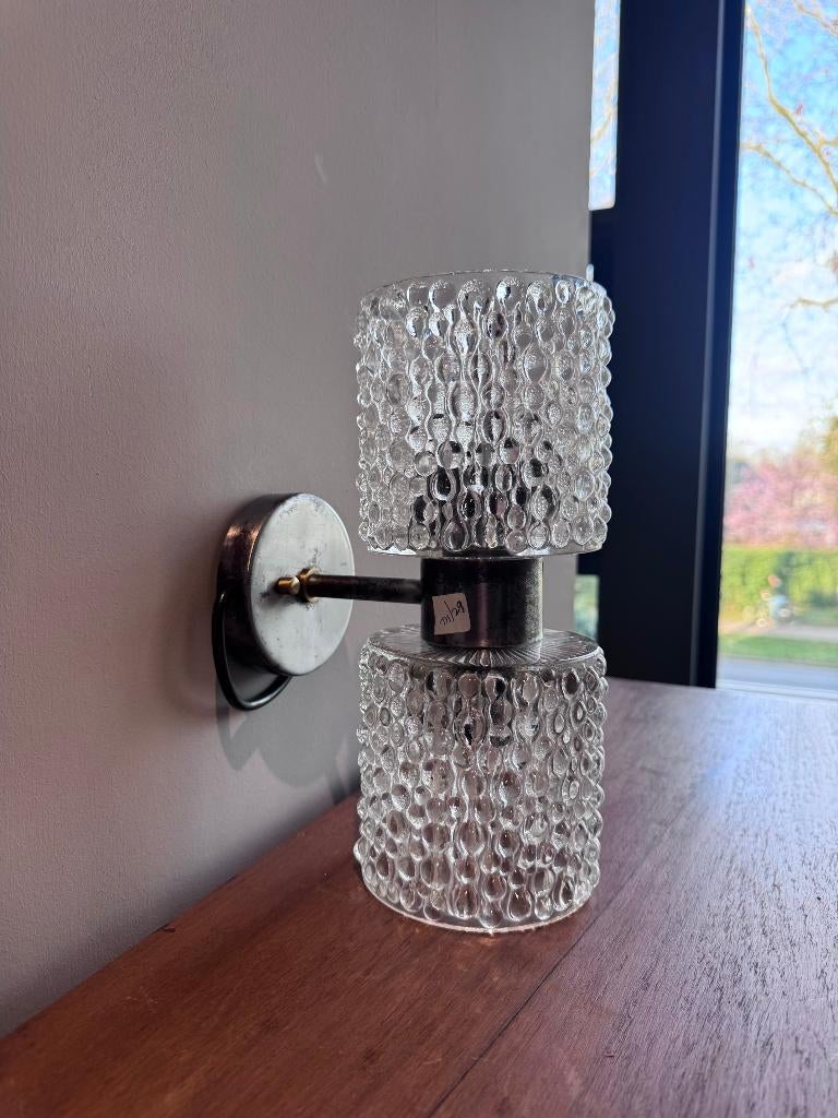 Vintage wandlamp met twee glazen bewerkte kappen, Ophalen of Verzenden