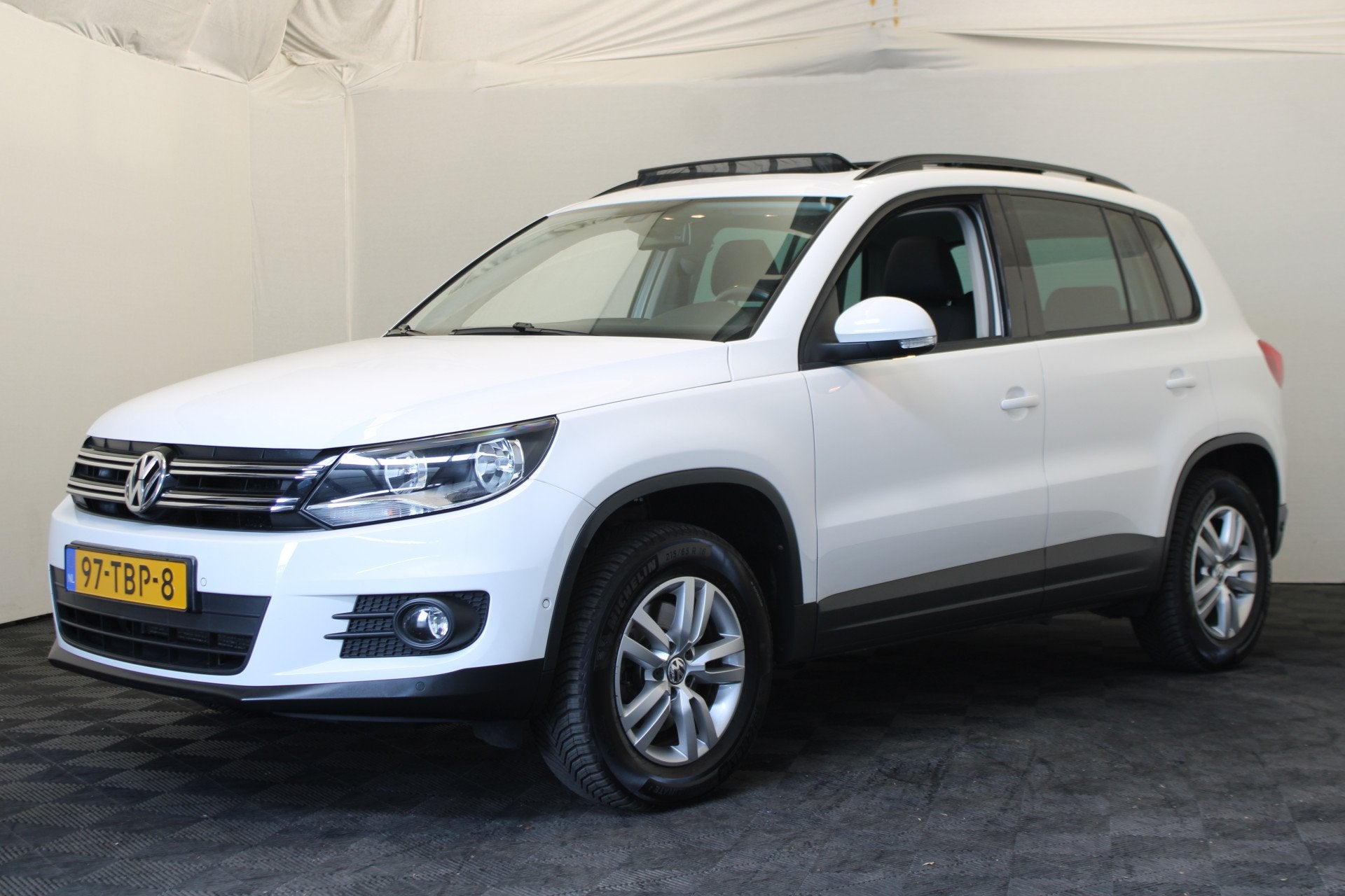 Volkswagen Tiguan 1.4 TSI Comfort&Design Pano / navi /cruise, Auto's, Voorwielaandrijving, Euro 5, Gebruikt, Zwart