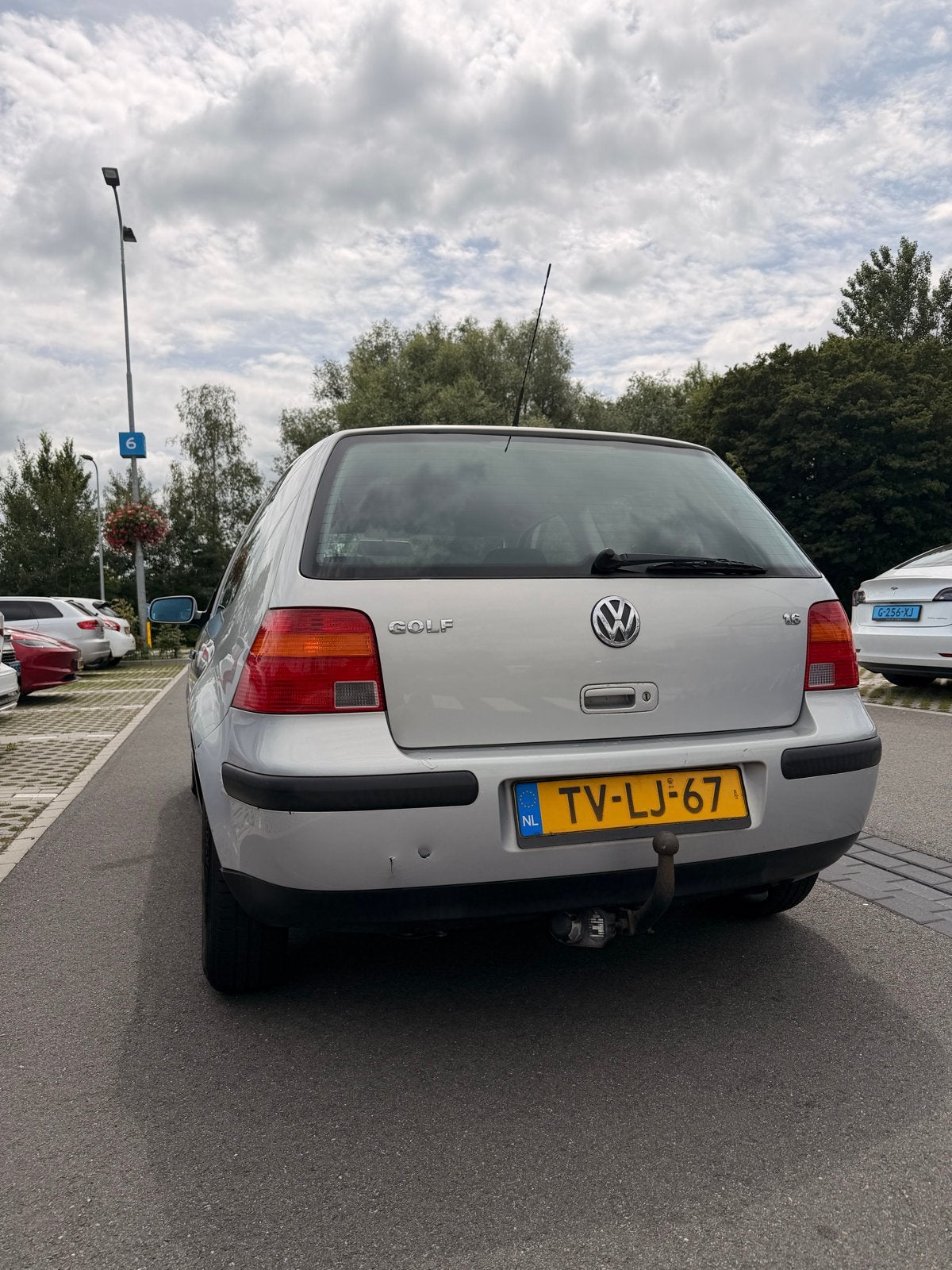Volkswagen Golf 1.6 74KW 1998 Grijs apk tot 2/2027, Auto's, Volkswagen, 1049 kg, 4 cilinders, 100 pk, 49 €/maand