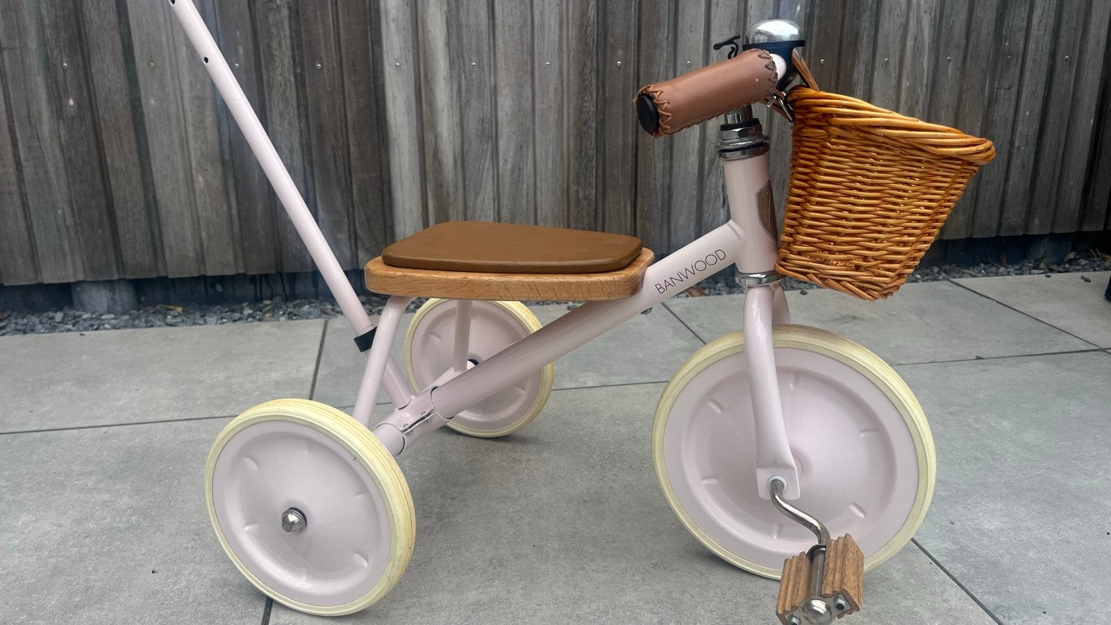 Banwood Trike driewieler roze met duwstang en mandje, Ophalen, Zo goed als nieuw, Terugtraprem