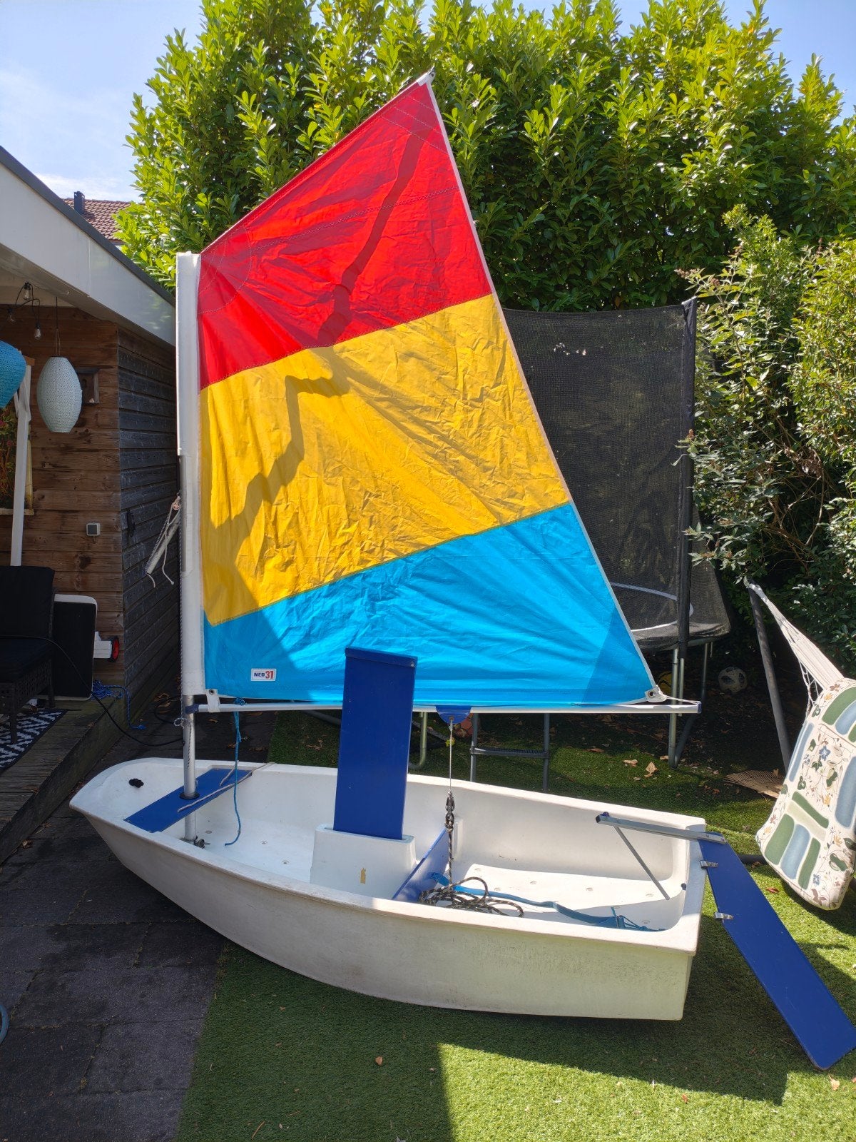 Optimist zeilboot met handtrailer en kleurrijk zeil, Watersport en Boten, Optimist, Ophalen, Gebruikt, Inclusief zeilen