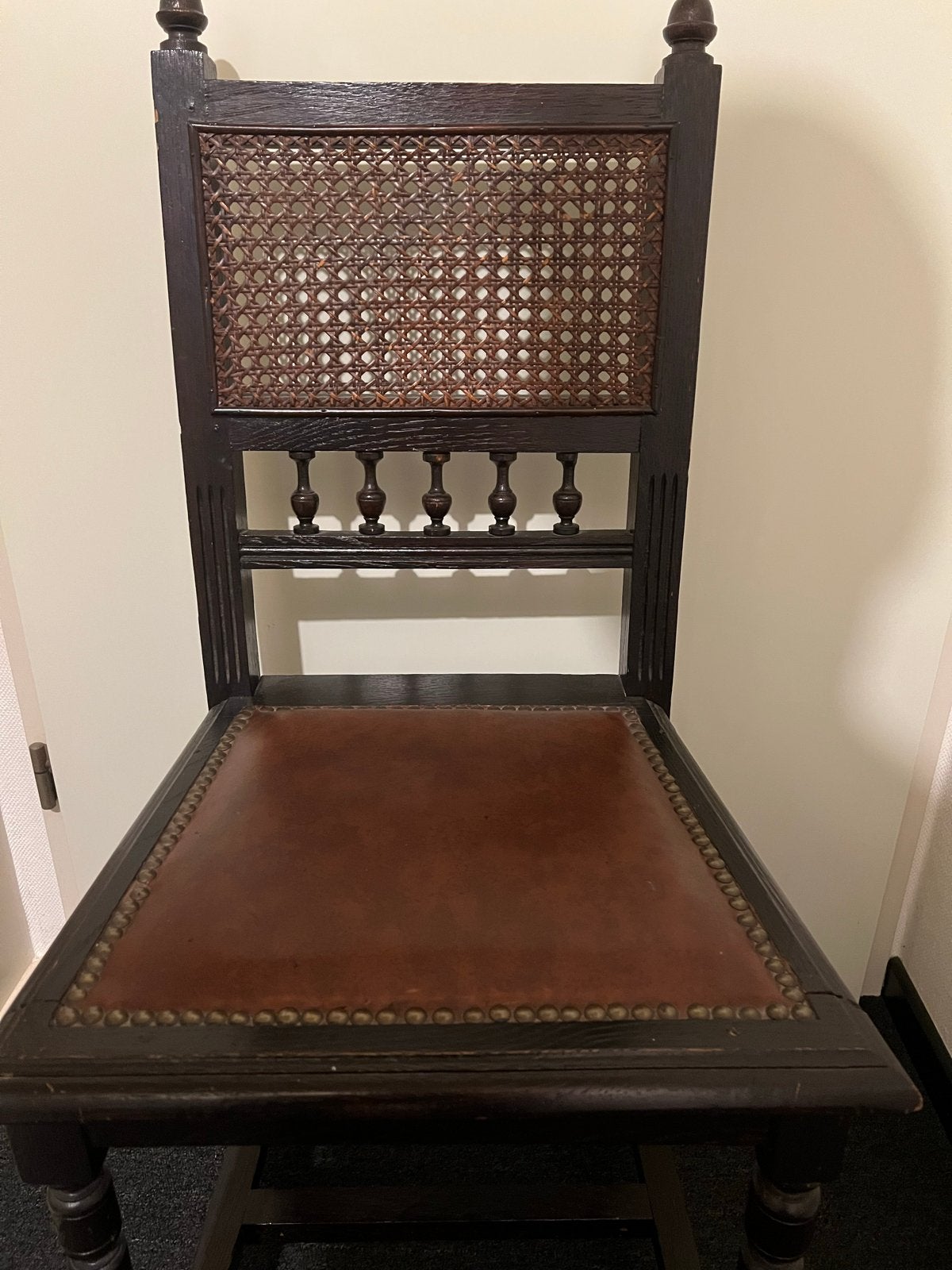 Antieke houten stoel, rieten rugleuning en lederen zitting., Ophalen