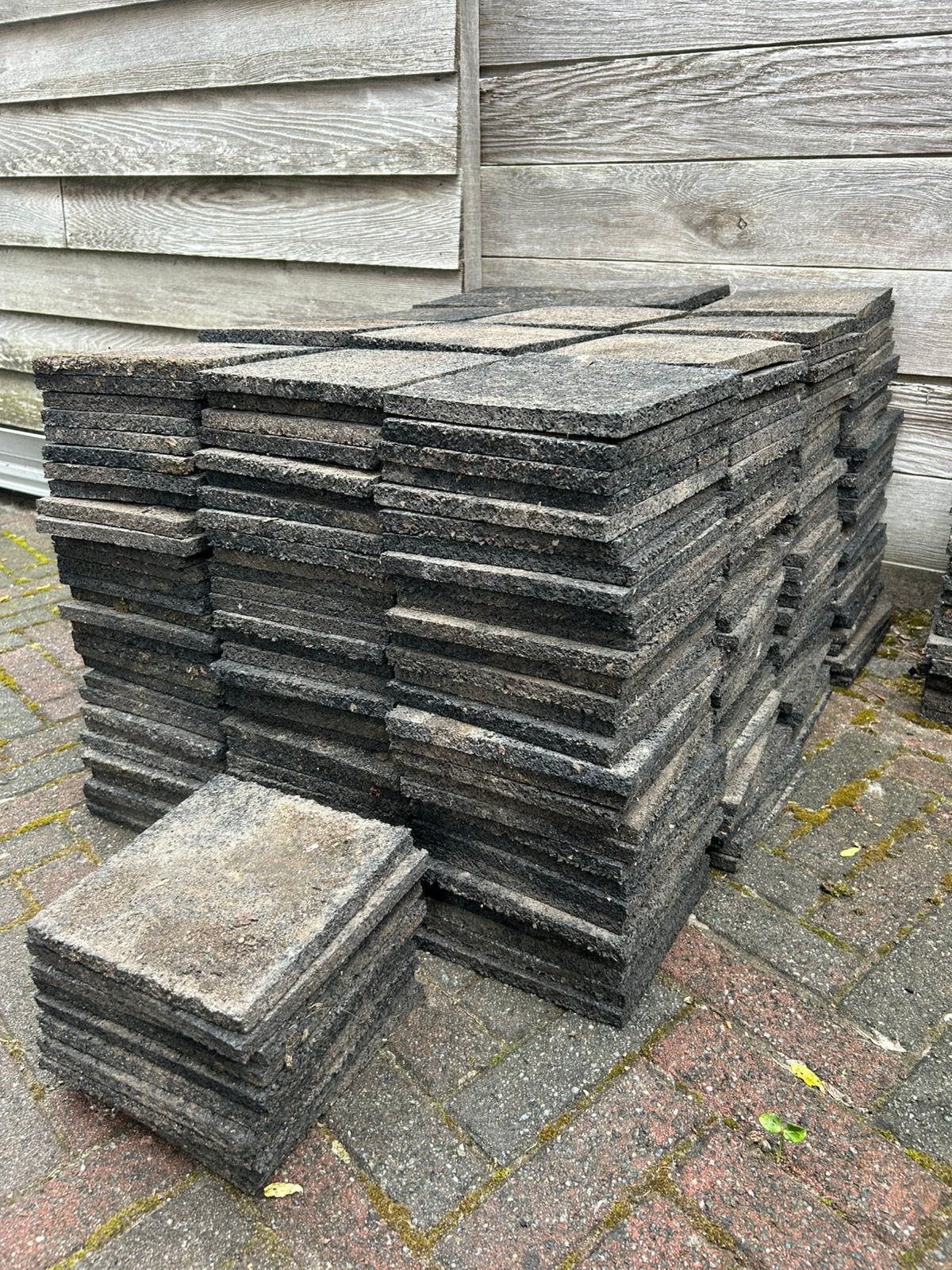 Partij rubbergranulaat tegeldragers. Voor op terras bijv., Ophalen, Overige materialen