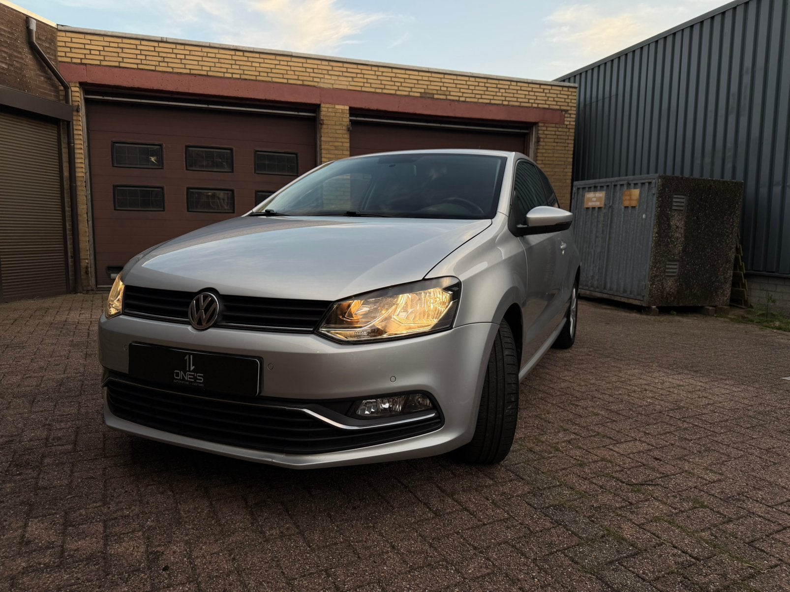 Volkswagen Polo 1.0 MPI 44KW 2017 Grijs, Voorwielaandrijving, Stof, 40 €/maand, Zwart