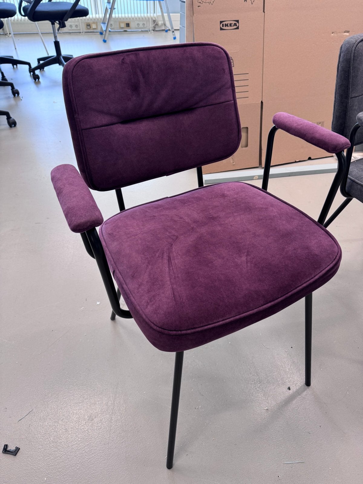 Foto 2 van Design Armstoel Paars Velvet - Zwart Metaal Frame