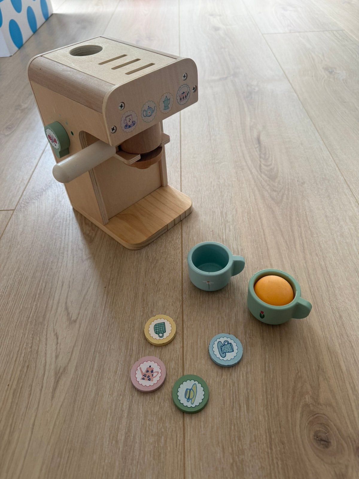 Houten koffiezetapparaat met 2 kopjes en 4 muntjes, Kinderen en Baby's, Speelgoed | Houten speelgoed, Ophalen of Verzenden, Gebruikt