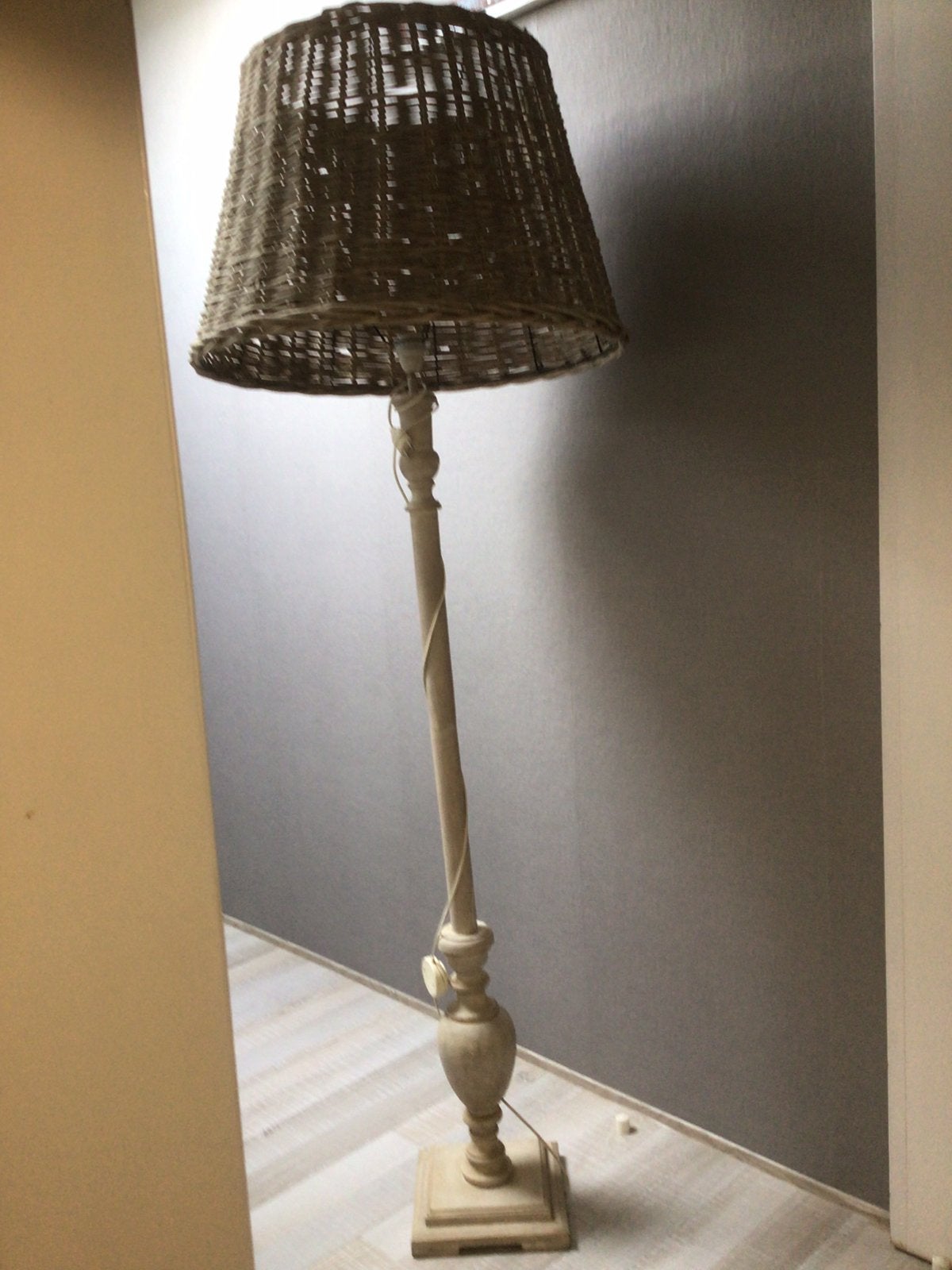Landelijke vloerlamp met grote rotan kap., Ophalen, Gebruikt, Landelijk, 150 tot 200 cm
