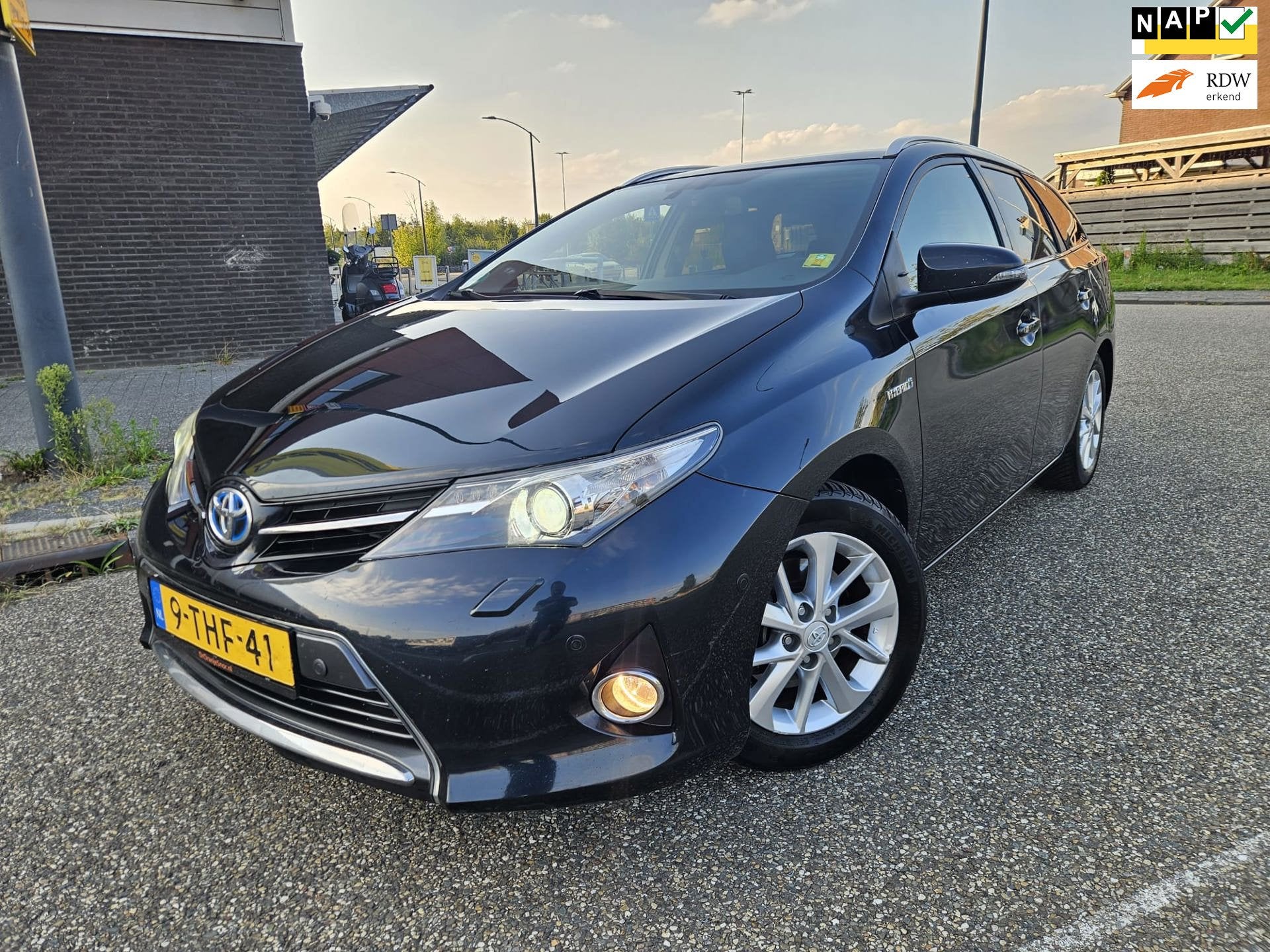 Toyota Auris Touring Sports 1.8 Hybrid Lease+ GARANTIE, Auto's, Toyota, Euro 5, Gebruikt, Origineel Nederlands, Automatische klimaatregeling