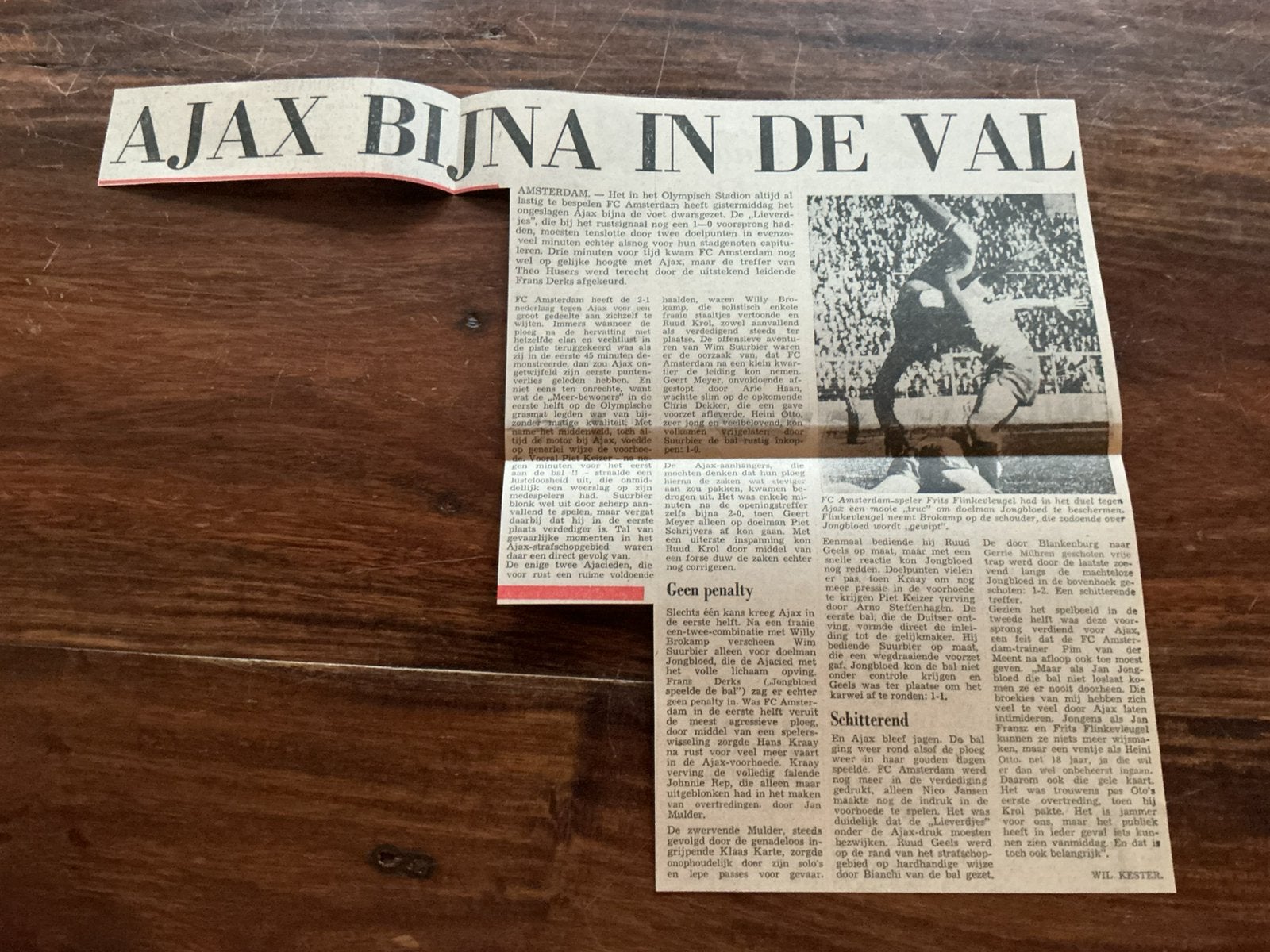 Voetbal krantenartikel FC Amsterdam Ajax oktober 1974, Ophalen of Verzenden, Knipsel(s)