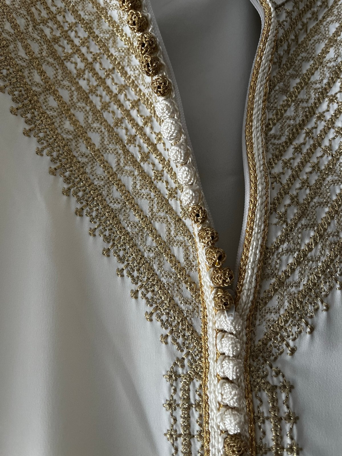 Elegante Witte Henna Jurk met Gouden Borduurwerk, Wit, Zo goed als nieuw, Onder de knie, Ophalen