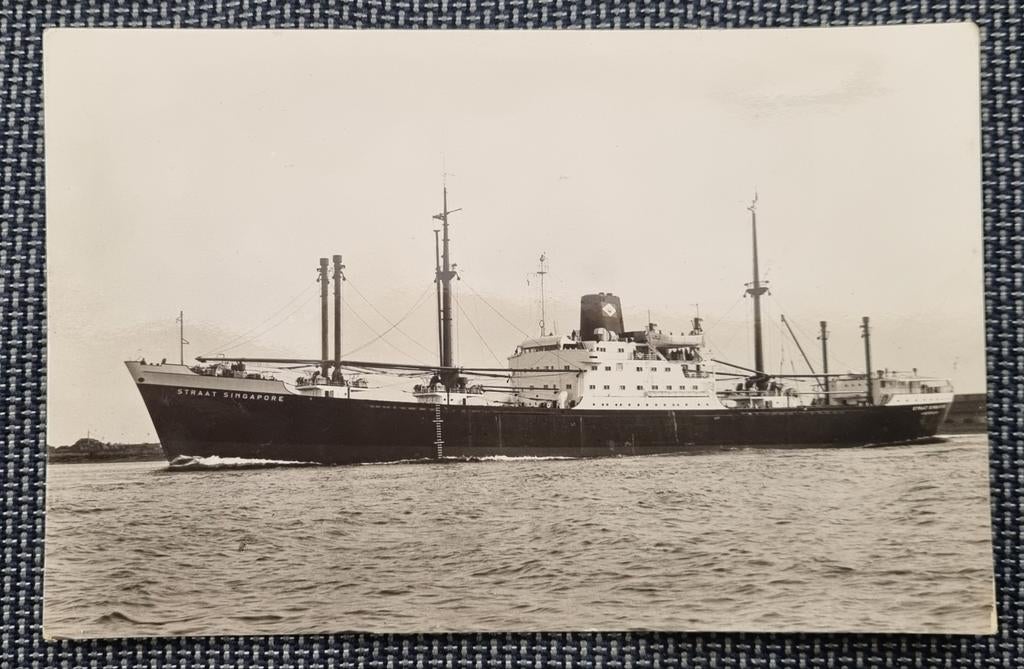 Ansichtkaart M.V. 'STRAAT VAN SINGAPORE' R.I.L., Ophalen of Verzenden, Gebruikt, Motorboot, Kaart, Foto of Prent