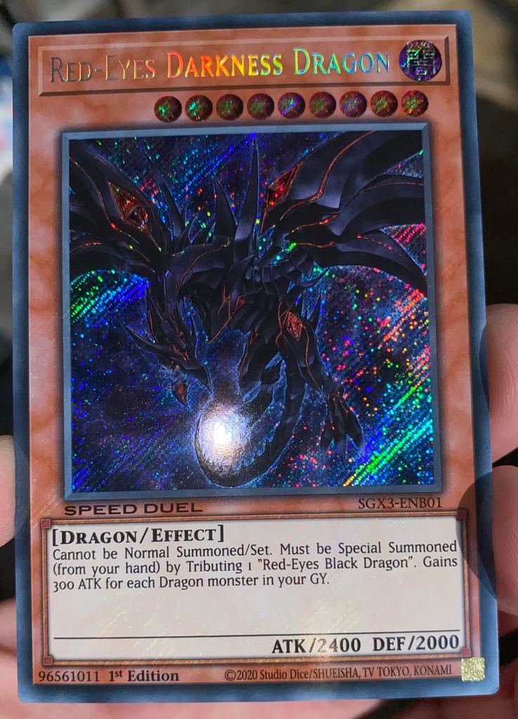 Yu-Gi-Oh! Red-Eyes Darkness Dragon SGX3 1st Edition !, Ophalen of Verzenden, Zo goed als nieuw, Losse kaart, Foil