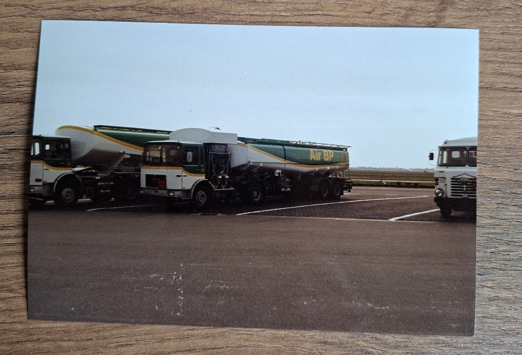 Oude foto van Air BP tankwagens op vliegveld jaren 70/80, Ophalen of Verzenden, Zo goed als nieuw, Kaart, Foto of Prent