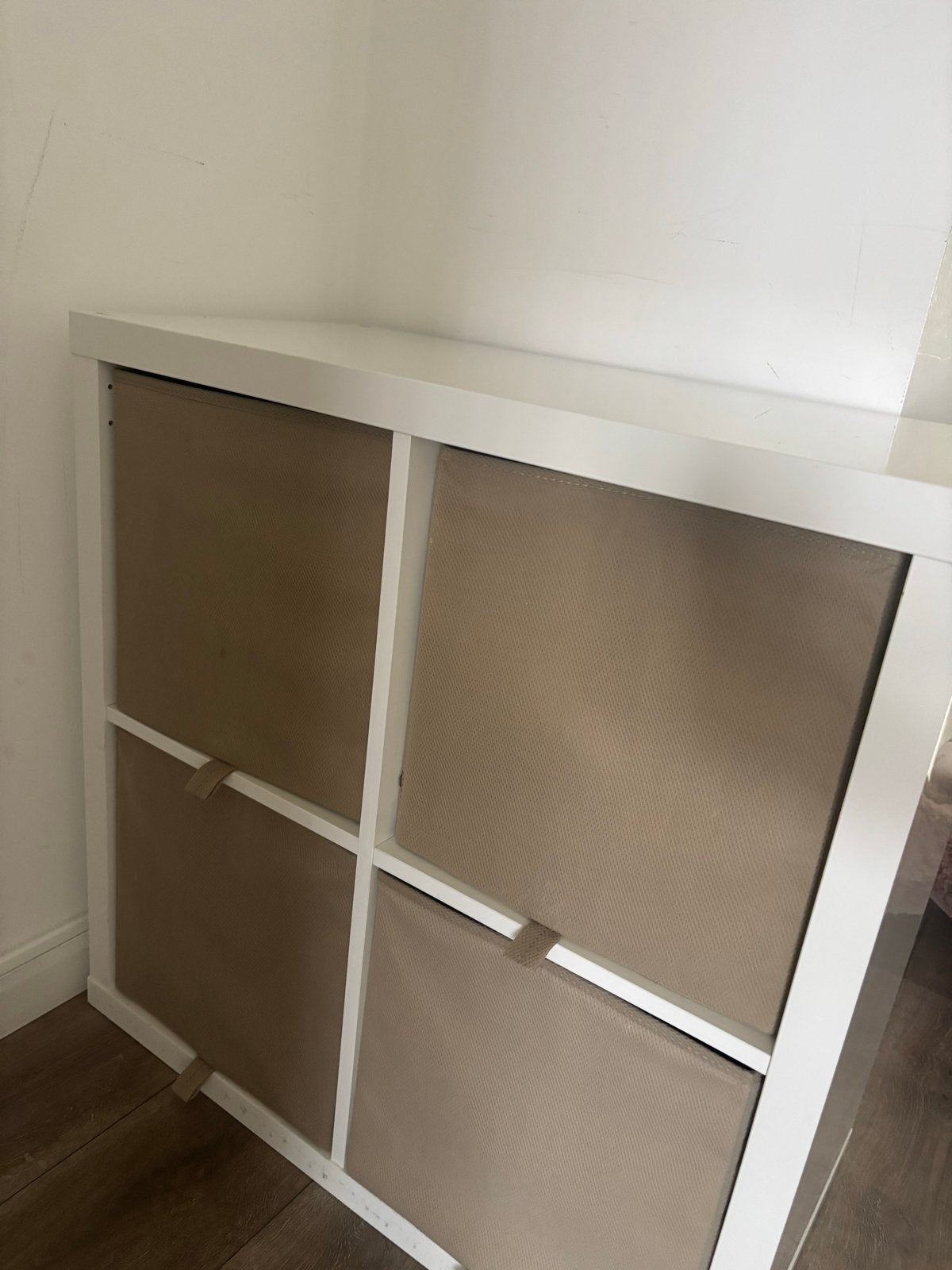Witte Kallax kast met 4 vakken en opbergmanden, Ophalen, Met plank(en), 50 tot 100 cm, Zo goed als nieuw