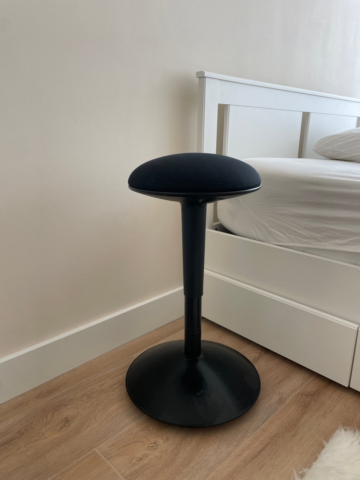 Zo goed als nieuwe IKEA NILSERIK zit-sta kruk, zwart, Ophalen, Zwart, Zo goed als nieuw, Eén