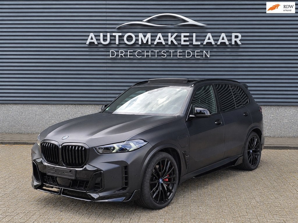 BMW X5 XDrive50e M-Sport /Kleur Frozen Mat Bomvoll/Pano/360/, Auto's, BMW, 2395 kg, Zwart, Bedrijf, 489 pk
