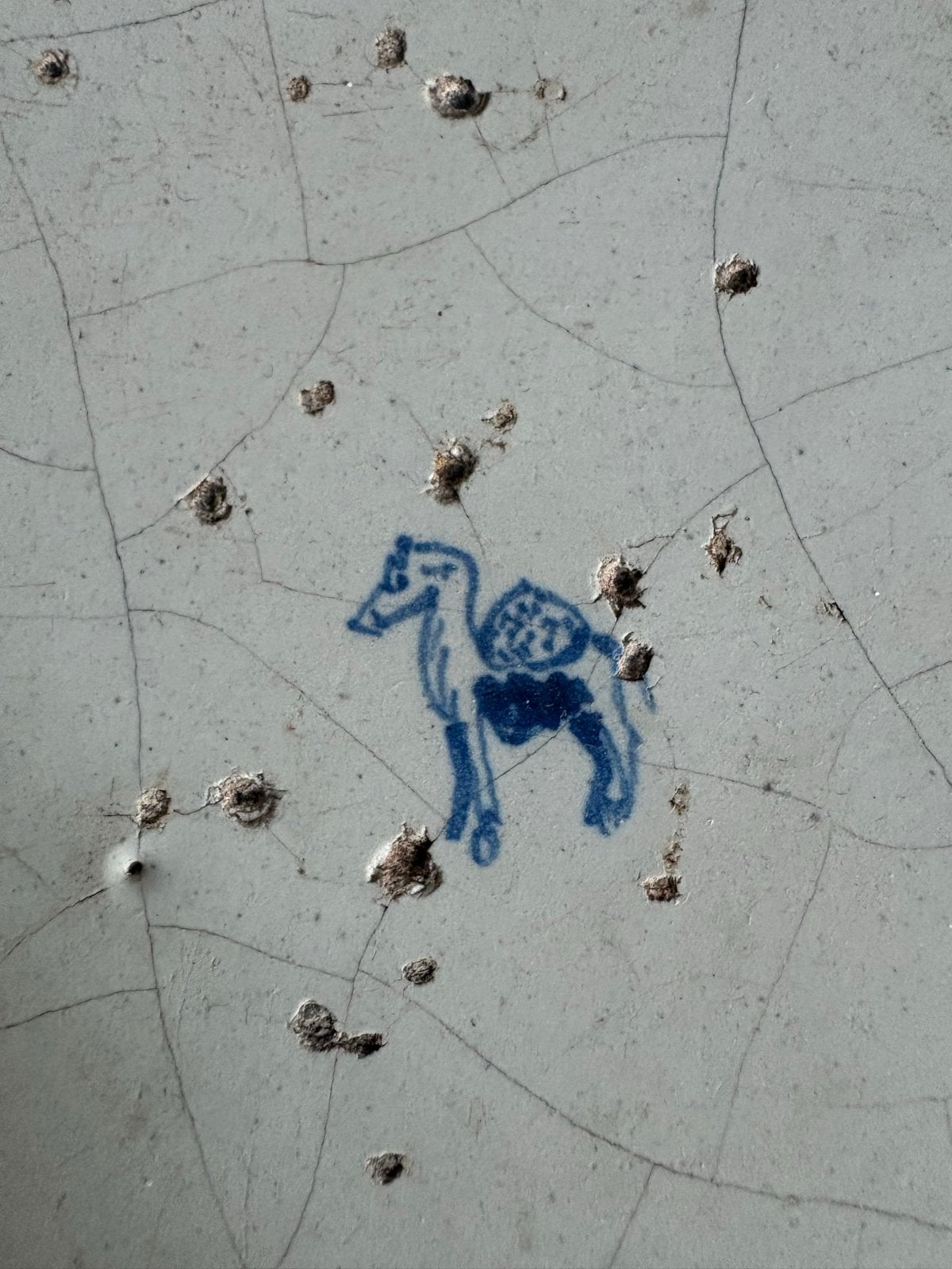 Antieke Delftsblauwe wandtegel met kameel, 17e eeuw, Ophalen of Verzenden
