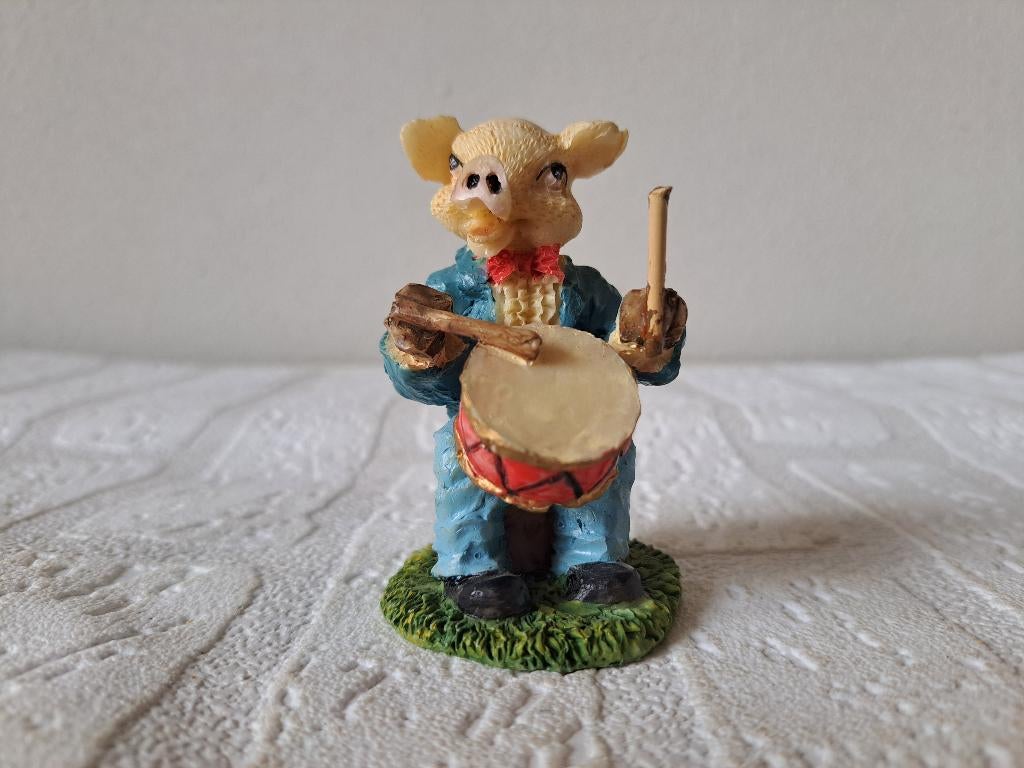 Varken van kunsthars zittend met trommel D4.5xH7.5cm, Ophalen of Verzenden, Gebruikt, Dier