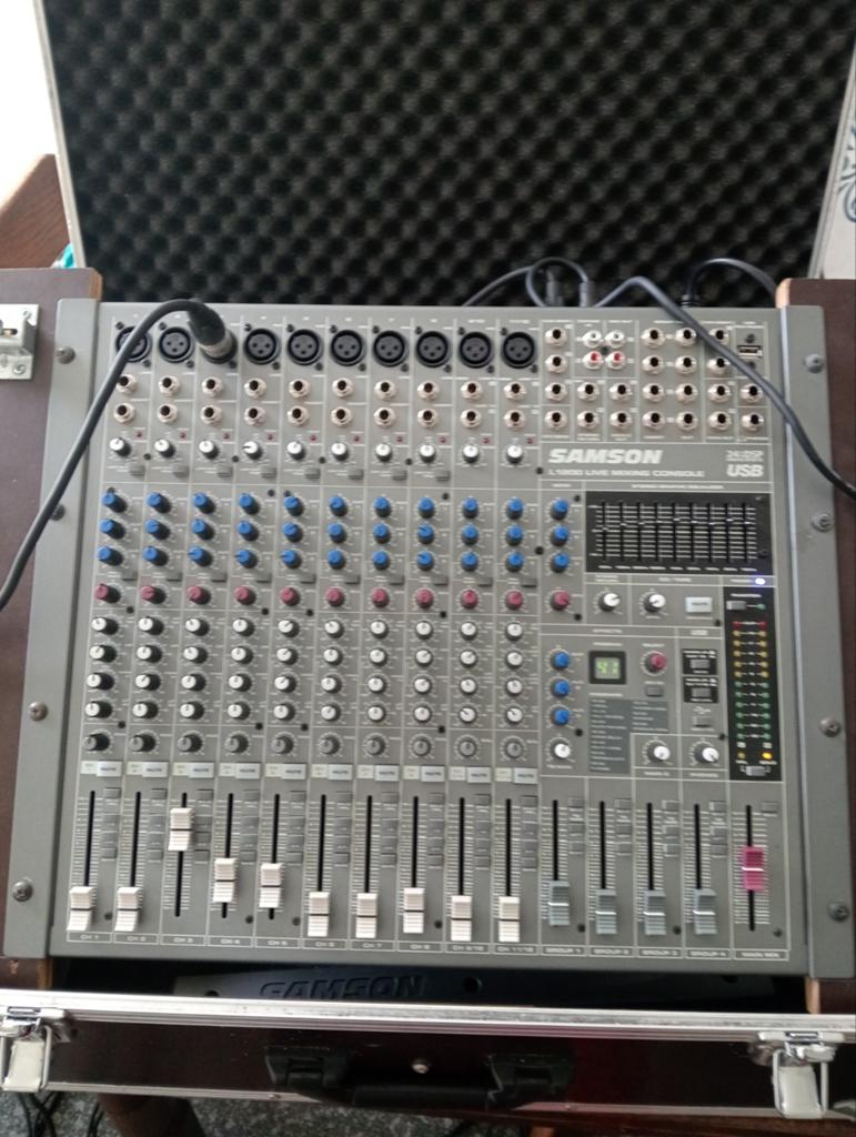 Samson L1200 mengpaneel met flightcase, Ophalen of Verzenden, Gebruikt, 10 tot 20 kanalen, Microfooningang