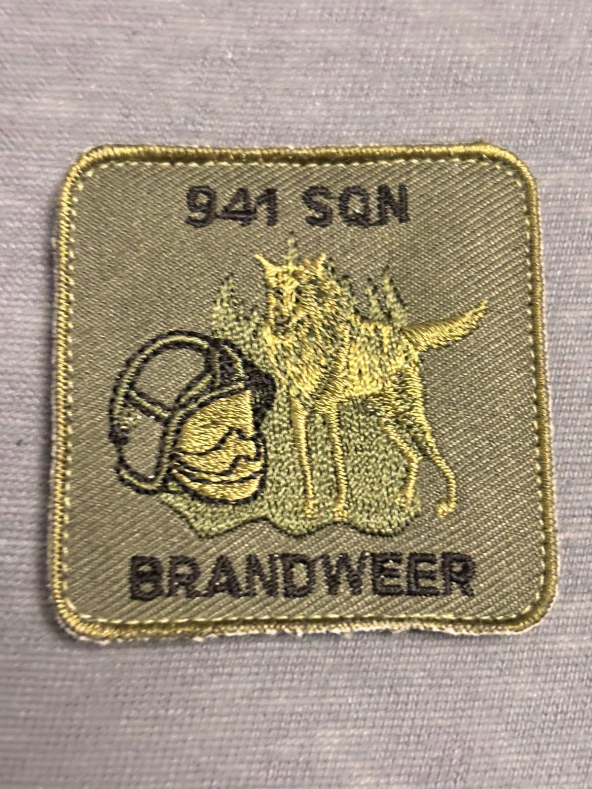 5x5 borst embleem 941 SQN brandweer, Verzamelen, Verzenden, Luchtmacht, Nederland, Embleem of Badge