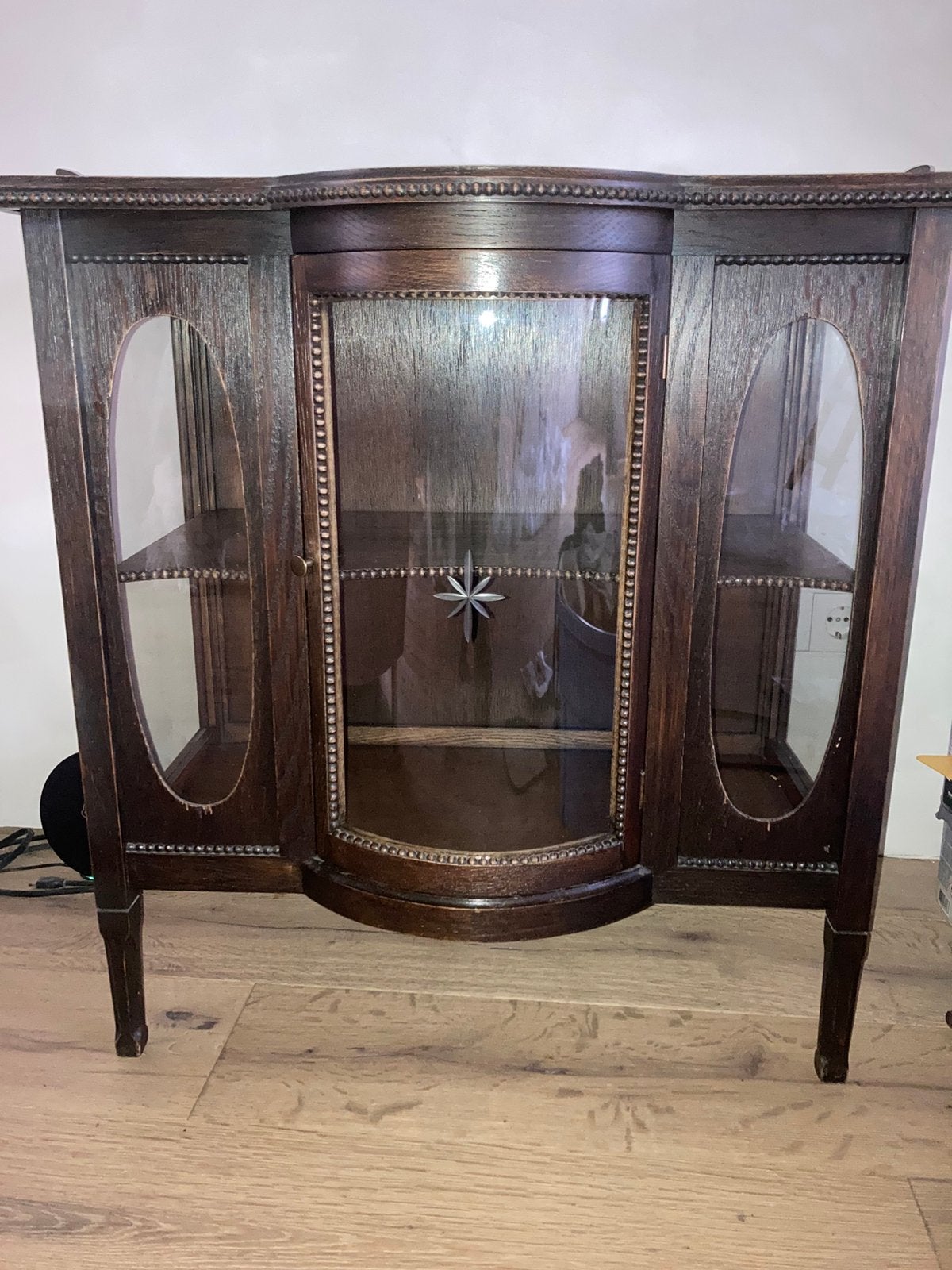 Theekastje vitrine antiek, Ophalen