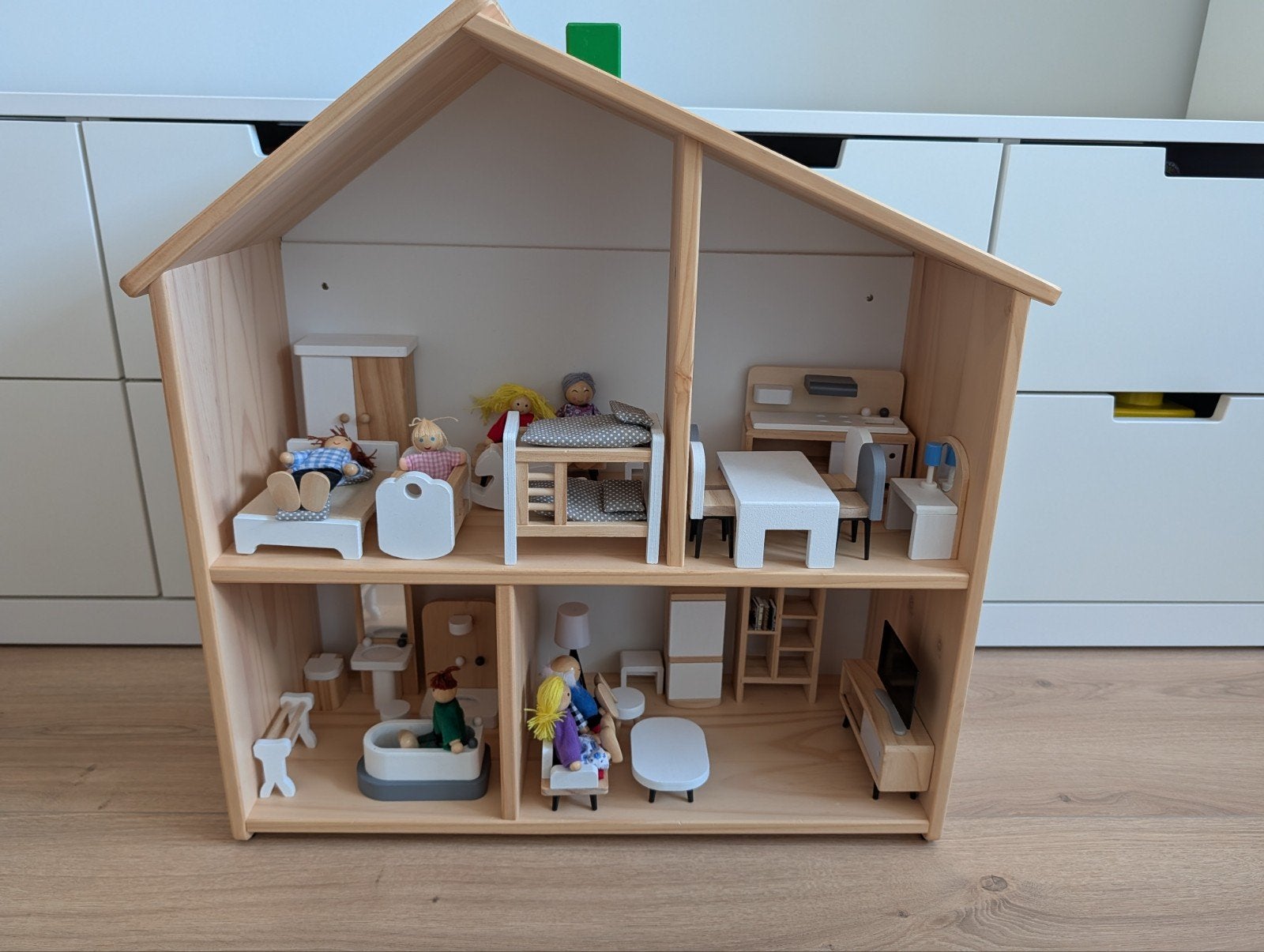 Ikea Flisat houten poppenhuis met complete inrichting en pop, Ophalen, Gebruikt, Poppenhuis