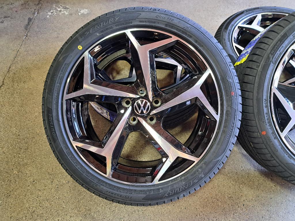 Polo GTI/R  215/45R17 Santiago Black/polish velgen set 5/100, Auto-onderdelen, Banden en Velgen, Ophalen, Sentury, Vredestein