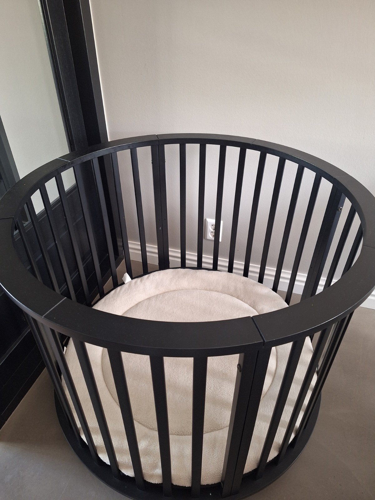 Europe Baby Circa Ronde Box Zwart inclusief boxkleed, Ophalen, Zo goed als nieuw, Rond, Wieltjes