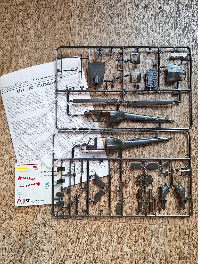 1:72 / 1/72 Italeri UH-1C Gunship, Hobby en Vrije tijd, Modelbouw | Vliegtuigen en Helikopters, 1:72 tot 1:144, Italeri, Helikopter