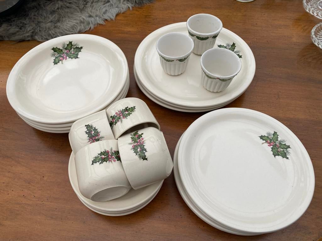 Kerstservies met hulstmotief - Borden, kommen en kopjes, Huis en Inrichting, Ophalen, Gebruikt, Keramiek, Overige stijlen