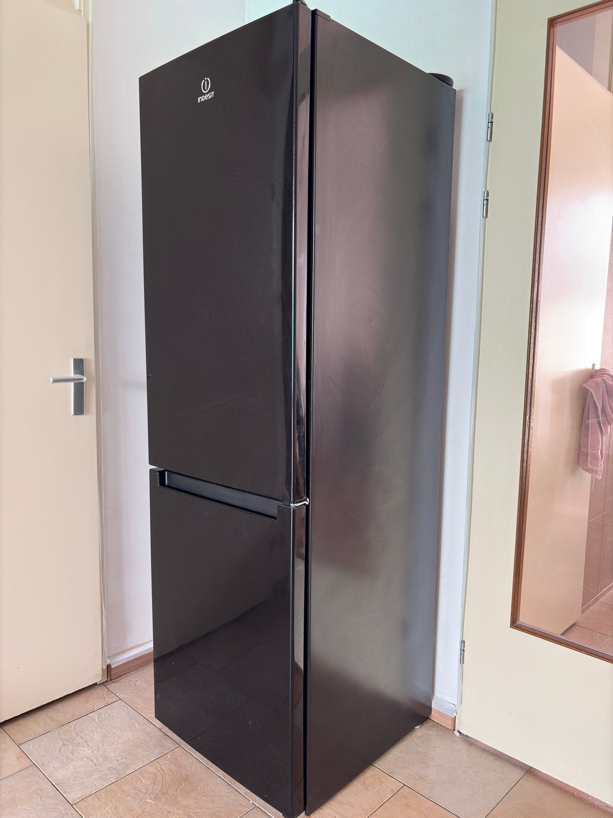Indesit Koelkast met aparte vriezer - Zwart, Ophalen, Gebruikt, 200 liter of meer, Met aparte vriezer